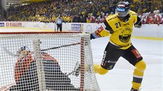 Litvínovský Edwin Hedberg překonává Pavla Kantora, gólmana Pardubic, v... Litvínovský Edwin Hedberg překonává Pavla Kantora, gólmana Pardubic, v...