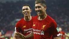 Roberto Firmino (vpravo) a Trent Alexander-Arnold (vlevo) z Liverpoolu slaví... Roberto Firmino (vpravo) a Trent Alexander-Arnold (vlevo) z Liverpoolu slaví...