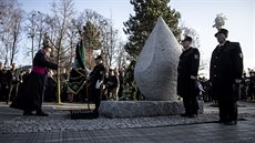 Pomocný biskup Martin David světí monument ve tvaru slzy, který připomíná smrt... Pomocný biskup Martin David světí monument ve tvaru slzy, který připomíná smrt...