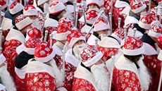 Průvod lidí převlečených za Dědy Mráze v ruském městě Kemerovo (26. prosince... Průvod lidí převlečených za Dědy Mráze v ruském městě Kemerovo (26. prosince...
