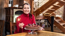 Šéfka cukrárny a pekárny Vypečený Chomout Michaela Švarcová tvrdí, že černé... Šéfka cukrárny a pekárny Vypečený Chomout Michaela Švarcová tvrdí, že černé...