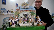 Pozadí betlému na motivy Znojma v rukou faráře Ladislava Bublána dominuje... Pozadí betlému na motivy Znojma v rukou faráře Ladislava Bublána dominuje...