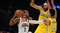 Kawhi Leonard z Los Angeles Clippers se vrhá proti obranné hradbě Los Angeles... Kawhi Leonard z Los Angeles Clippers se vrhá proti obranné hradbě Los Angeles...