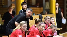 Hokejový bard Peter Pucher burcuje florbalistky Židenic, kterým letos pomáhá.... Hokejový bard Peter Pucher burcuje florbalistky Židenic, kterým letos pomáhá....