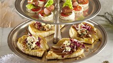 Tarteletky s hruškou, ořechy a sýrem a lodičky s párečky Tarteletky s hruškou, ořechy a sýrem a lodičky s párečky