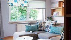 Byt má hezké a nezvyklé formáty oken, ty chtěly designérky zdůraznit. Pohovka... Byt má hezké a nezvyklé formáty oken, ty chtěly designérky zdůraznit. Pohovka...