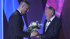 Judista Lukáš Krpálek převzal korunu pro Sportovce roku od herce Luďka Soboty. Judista Lukáš Krpálek převzal korunu pro Sportovce roku od herce Luďka Soboty.