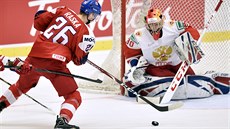 Adam Raška v šanci před ruským brankářem Jaroslavem Askarovem. Adam Raška v šanci před ruským brankářem Jaroslavem Askarovem.