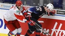 Ruský hokejista Kiril Marčenko (vpravo) brání Mattiase Samuelssona z USA. Ruský hokejista Kiril Marčenko (vpravo) brání Mattiase Samuelssona z USA.