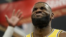 LeBron James z LA Lakers oponuje názoru rozhodčího. LeBron James z LA Lakers oponuje názoru rozhodčího.