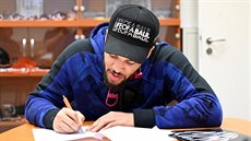 Mike Dixon se po několika letech vrací do Nymburka. Mike Dixon se po několika letech vrací do Nymburka.