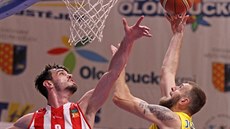 Igor Josipovič (vpravo) z Olomoucka zakončuje přes Viktora Půlpána z Pardubic. Igor Josipovič (vpravo) z Olomoucka zakončuje přes Viktora Půlpána z Pardubic.