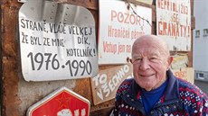 Šumavský horal Emil Kintzl u své sbírky šumavských informačních tabulek na... Šumavský horal Emil Kintzl u své sbírky šumavských informačních tabulek na...