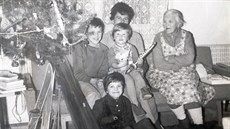 Šumavský horal Emil Kintzl si každý rok na Vánoce fotí svoji početnou rodinu.... Šumavský horal Emil Kintzl si každý rok na Vánoce fotí svoji početnou rodinu....
