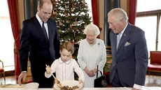 Princ William, princ George, královna Albta II. a princ Charles pi píprav...