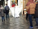 Modelka září úsměvem, ale kolemjdoucím mrzne úsměv na rtech. Modelka září úsměvem, ale kolemjdoucím mrzne úsměv na rtech.