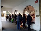 I v demokratickém systému se stojí fronty na maso (jak se před 60 lety parodoval Stalinův pomník,že..) či uzeniny jako 30.12. před uzenářstvím v Perlovce. Ostatně není se čemu divit v této turismem zamořené oblasti je to poslední uzenářství, která ještě I v demokratickém systému se stojí fronty na maso (jak se před 60 lety parodoval Stalinův pomník,že..) či uzeniny jako 30.12. před uzenářstvím v Perlovce. Ostatně není se čemu divit v této turismem zamořené oblasti je to poslední uzenářství, která ještě
