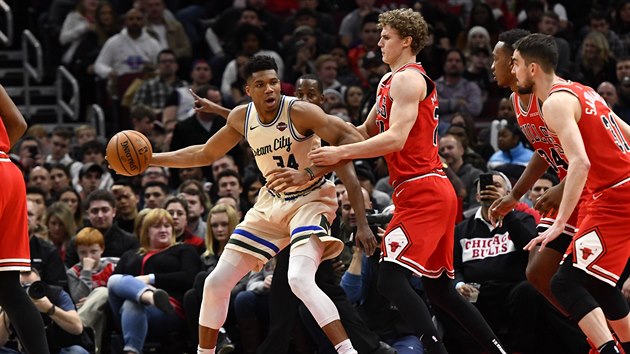 Janis Adetokunbo z Milwaukee mezi protihri z Chicaga. Brn ho Lauri Markkanen, za nm jsou  Wendell Carter Jr. a Tom Satoransk (vpravo).