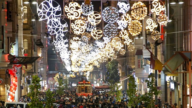 Turci oslavuj nov rok na istanbulsk td Istiklal. (31. prosince 2019)
