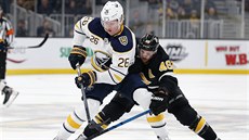 Rasmus Dahlin (vlevo) z Buffala a David Krejí z Bostonu.