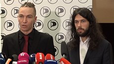 Předseda Pirátů Ivan Bartoš a jeho soupeř při volbě šéfa strany Mikuláš... Předseda Pirátů Ivan Bartoš a jeho soupeř při volbě šéfa strany Mikuláš...