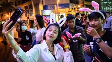 Mladí Thajci čekají v Bangkoku na příchod nového roku 2020. Mladí Thajci čekají v Bangkoku na příchod nového roku 2020.