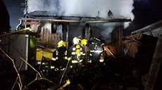 Muži zřejmě zachránil život dobrovolný hasič, který sice nedokázal obyvatele... Muži zřejmě zachránil život dobrovolný hasič, který sice nedokázal obyvatele...