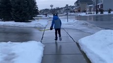 Chlapec bruslí po namrzlém chodníku v americké Minnesotě Chlapec bruslí po namrzlém chodníku v americké Minnesotě