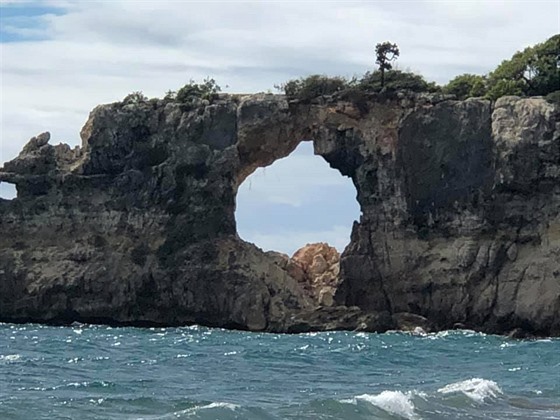 Zemtesení na Portoriku poniilo krom dom i slavnou skalní bránu Punta...