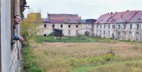 Kastelán Petr Weiss shlíí na kdysi skvostný hospodáský dvr. Z historického...