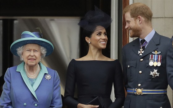 Královna Albta II., vévodkyn Meghan a princ Harry (Londýn, 10. ervence 2018)