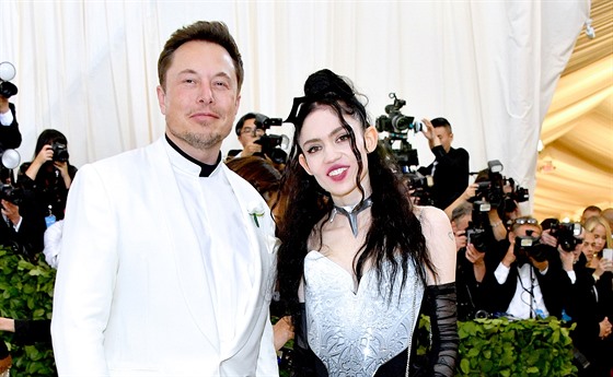 Elon Musk a zpvaka Grimes na Met Gala (New York, 7. kvtna 2018)