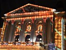 nes 05.01.2020 se po rekonstrukci otevírá slavnostně Státní opera Praha. Na fasádu budovy se promítá videomapping. Pomalu přijíždí hosté, kteří do divadla vstupují po speciálně připraveném koberci. Videomappingu s velkým zájmem přihlíží Pražané i návštěvn nes 05.01.2020 se po rekonstrukci otevírá slavnostně Státní opera Praha. Na fasádu budovy se promítá videomapping. Pomalu přijíždí hosté, kteří do divadla vstupují po speciálně připraveném koberci. Videomappingu s velkým zájmem přihlíží Pražané i návštěvn