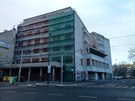 Na zplundrovaném Paláci svět v Libni za začíná objevovat jakási stavební činnost. Jsme zvědavi, zda bude Palác někdy vůbec opraven. Ještě jsem tam byl někdy v roce 1988 v biografu. Hrabal by se na toto nemohl dívat jak to v průběhu 30 let „zrajtovali“.
Na zplundrovaném Paláci svět v Libni za začíná objevovat jakási stavební činnost. Jsme zvědavi, zda bude Palác někdy vůbec opraven. Ještě jsem tam byl někdy v roce 1988 v biografu. Hrabal by se na toto nemohl dívat jak to v průběhu 30 let „zrajtovali“.