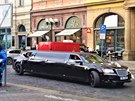 Velkolepá svatba proměnila dnes Staroměstské náměstí v jedno velké parkoviště. To vše před zraky udivených turistů.
Velkolepá svatba proměnila dnes Staroměstské náměstí v jedno velké parkoviště. To vše před zraky udivených turistů.