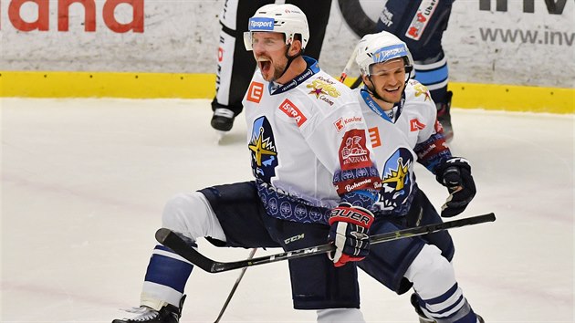 Střelec první branky Kladna Petr Vampola (vlevo) a jeho spoluhráč Jakub Strnad. Střelec první branky Kladna Petr Vampola (vlevo) a jeho spoluhráč Jakub Strnad.