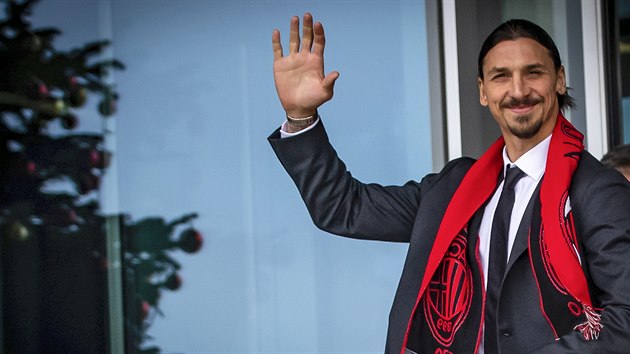 Zlatan Ibrahimovic mává fanouškům AC Milán. Zlatan Ibrahimovic mává fanouškům AC Milán.