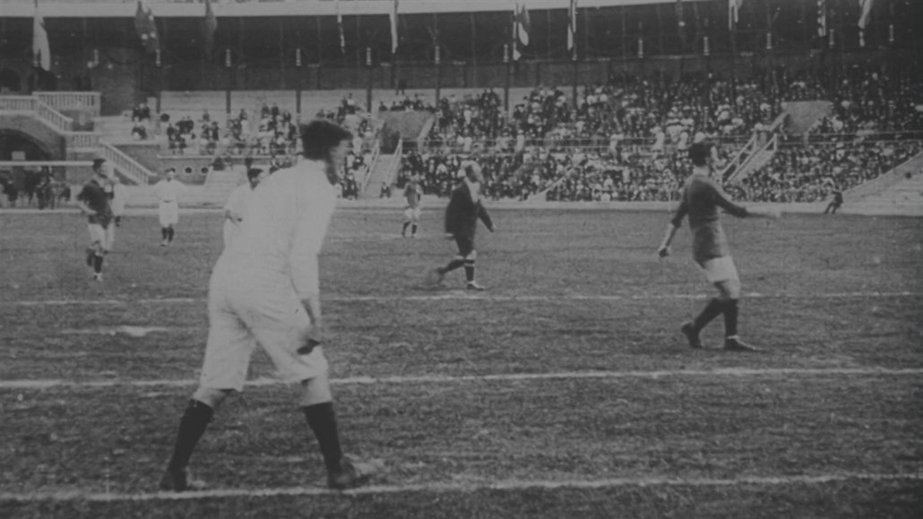Fotbal nebo vlastní veslo? To před 100 lety řešil fotbalový svaz Fotbal nebo vlastní veslo? To před 100 lety řešil fotbalový svaz