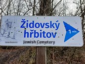 Prostřílená cedule židovského hřbitova v Sedličkách Prostřílená cedule židovského hřbitova v Sedličkách