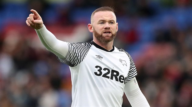 Wayne Rooney z Derby County dv pokyny spoluhrm v zpase proti Crystal Palace.