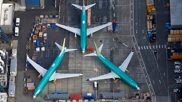 Letadla Boeing 737 MAX zaparkovan v tovrn v americkm Rentonu (bezen 2019)