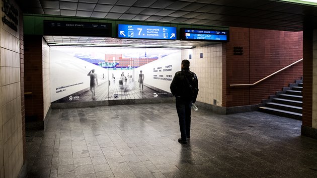 Grafika na stěně, kterou končí levý podchod k nástupištím hlavního nádraží, slibuje lidem cestu na Žižkov. Dočkat by se jí měli v létě 2021.