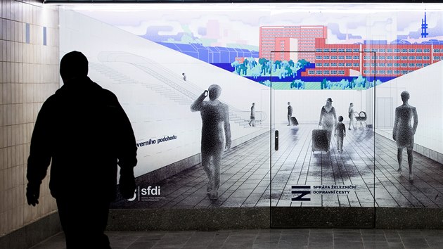 Grafika na stěně, kterou končí levý podchod k nástupištím hlavního nádraží, slibuje lidem cestu na Žižkov. Dočkat by se jí měli v létě 2021.