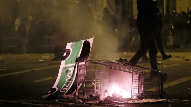V Lipsku se silvestrovsk oslavy zvrtly v nepokoje, pi kterch se nmeck policie stetla s levicovmi extremisty. Nmet politici nsilnosti odsoudili. (1. leden 2020)
