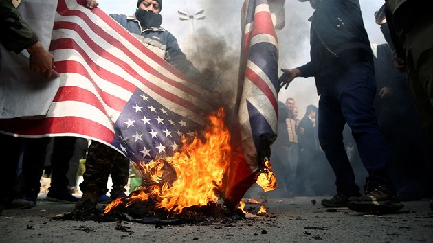 Lid v Pkistnu protestuj proti USA. Americk armda zabila rnskho vdce Ksema Solejmnho Na snmku pl americkou vlajku (4. ledna 2020).