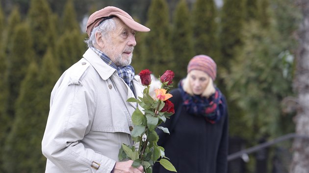 Jan Vodansk na poslednm rozlouen s Tou Fischerovou v krematoriu v praskch Stranicch. (8. ledna 2020)