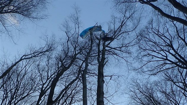 Zchrana paraglidisty z koruny asi ticetimetrovho stromu u Chvalova na Kromsku.