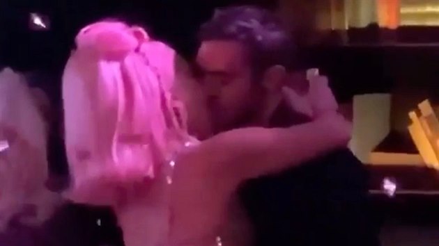Lady Gaga a jej nnosti s neznmm muem v baru v Las Vegas (1. ledna 2020)