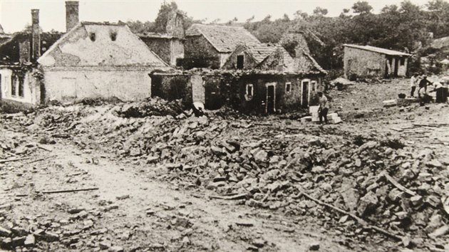 Za druh svtov vlky, dne 10. ervna 1942, byla obec vyhlazena nmeckmi nacisty v rmci heydrichidy. 