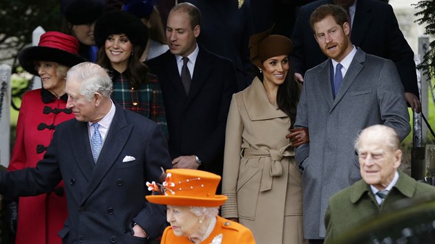 Vvodkyn Camilla, princ Charles, vvodkyn Kate, princ William, krlovna Albta II., vvodkyn Meghan, princ Harry a princ Philip (Sandringham, 25. prosince 2017)